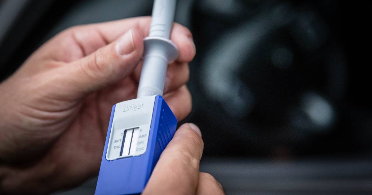 Vrouw rent met zoontje langs de A16 na botsing, politie denkt aan drugsgebruik.