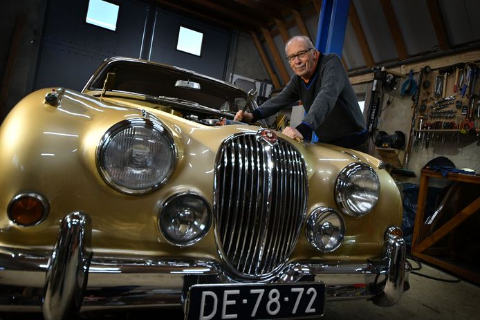 Oogarts Jan Greijdanus stopt bij het MST, hij  is inmiddels 74 jaar emn heeft nu naast zijn werk bij ZGT ook tijd voor zijn oldtimers. Op de foto is hij aan het sleutelen met een Jaguar, waar het motorblok uit moet.