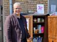 Wethouder Marcel Lemmen bij het nieuw geopende menstruatie-uitgiftepunt.