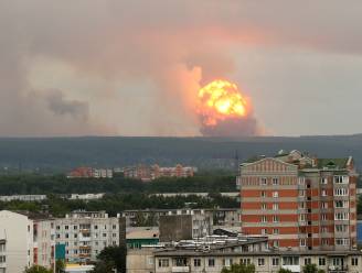 “Verkeerde omgang met munitie”: één dode bij grote brand in spectaculair exploderend munitiedepot in Siberië