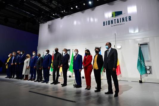 De voorstelling in Marburg werd bijgewoond door de presidenten van Rwanda, Ghana en Senegal, Paul Kagame, Nana Akufo-Addo en Macky Sall, WHO-topman Tedros Adhanom Ghebreyesus en Duits minister van Ontwikkelingssamenwerking Svenja Schulze.