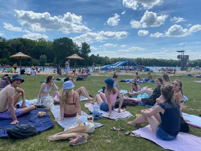 Nederlandse studenten genieten van een rustig dagje aan de Blaarmeersen.