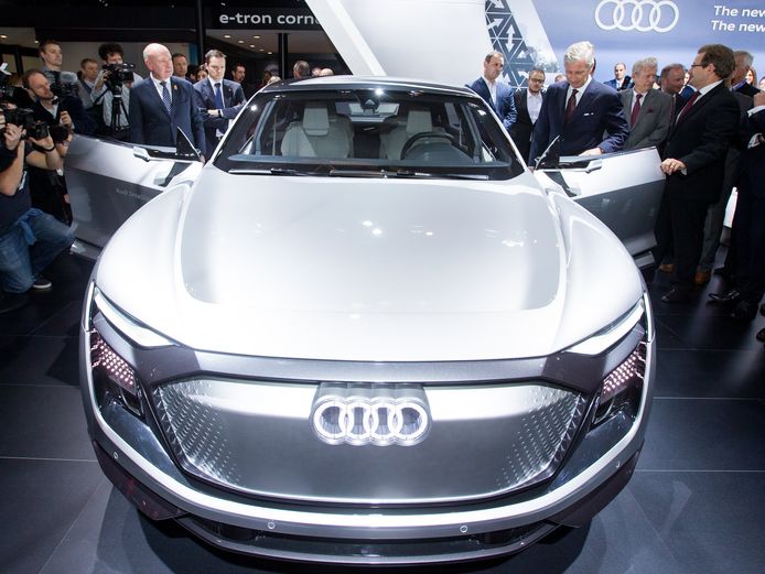 Koning Filip wordt rondgeleid op de stand van Audi.
