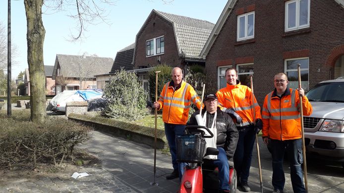 Dennis, Angelo, Arjan van de Diamant-groep bespreken in Biezenmortel de verkiezingen. Op de voorgrond: Ronnie van Strien.