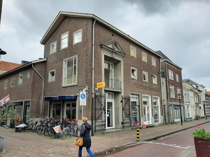 Het huidige, monumentale woon-winkelpand op de hoek Gasthuisstraat-Kerkstraat in Tiel. De statige status van weleer moet na een restauratie terugkeren.