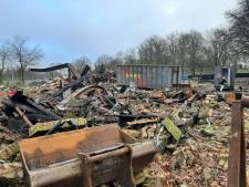 Verbrande resten van Bowlingboerderij en Hooischuur in Nijverdal worden eindelijk opgeruimd; Puinruimen na asbestsanering 