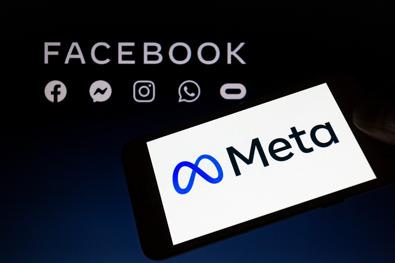 Facebook a changé le nom de sa maison mère en Meta dans le cadre d'un important changement de marque. L'entreprise a déclaré que cela permettrait de mieux "englober" ce qu'elle fait, alors qu'elle élargit sa portée au-delà des médias sociaux dans des domaines tels que la réalité virtuelle (VR).