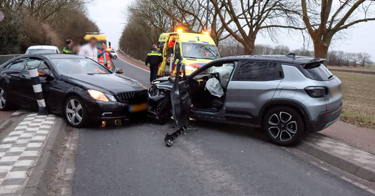 Twee automobilisten raken gewond door frontale botsing bij wegversmalling in Waspik.