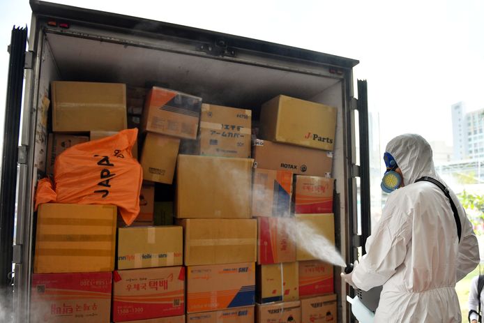 Medewerkers van de postdienst in Thailand worden verplicht om pakjes uit het buitenland te ontsmetten.