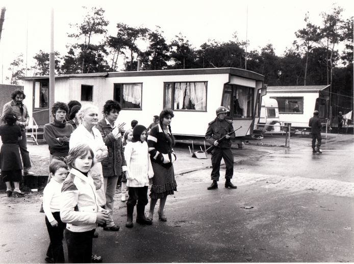 1979: op het woonwagenkamp in Best is de politie op zoek naar gevluchte gevangenen.
