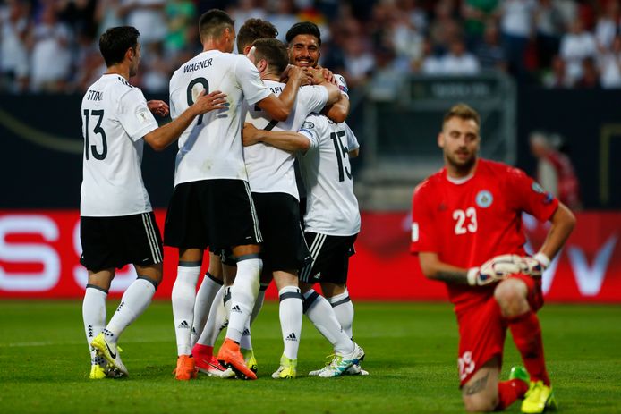 Amin Younes wordt gefeliciteerd nadat hij zijn eerste goal heeft gemaakt voor Duitsland.