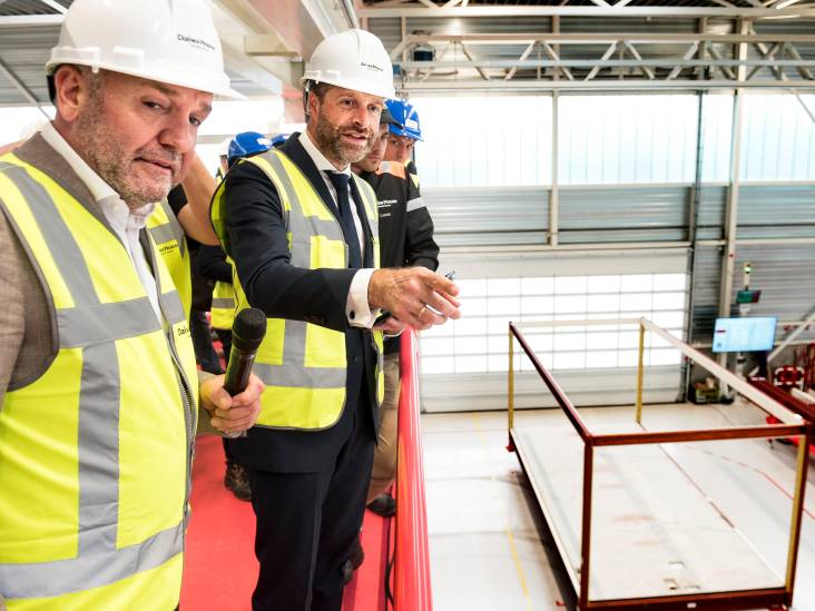 Dit hightech bedrijf bouwt fabriekswoningen sneller dan ooit: minister Hugo de Jonge is razend enthousiast