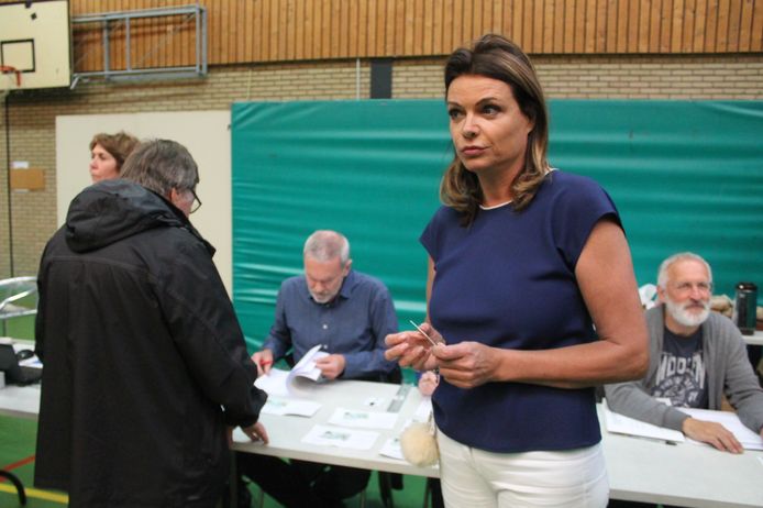 Goedele Liekens Naar Stembureau Met Dochters Celeste En Merel Mijn Stem Is Helemaal Weg Maar Ik Hoop Er Duizenden In De Plaats Te Krijgen Dilbeek Hln Be