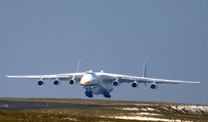 De Antonov An-225 Mriya staat op het punt te landen op Paris-Vatry.