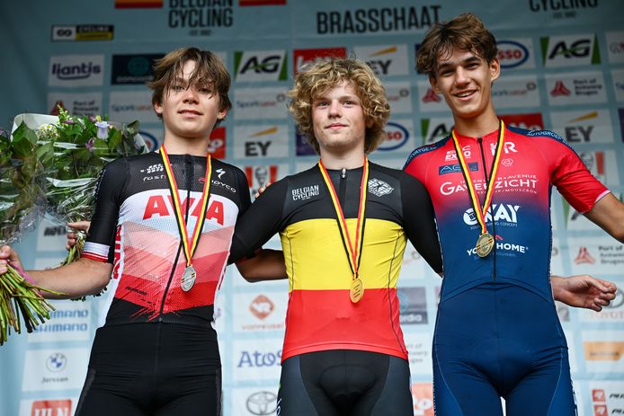 Lomme Van den Meerssche (l.) en Matthé De Leyn (r.) moesten in een sprint met negen buigen voor Bern Zimmermann.