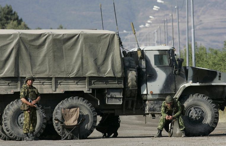 Russische soldaten vormen een checkpoint ten Noord-Westen van Tbilisi, de hoofdstad van Georgië. Foto AP/Sergei Grits Beeld 