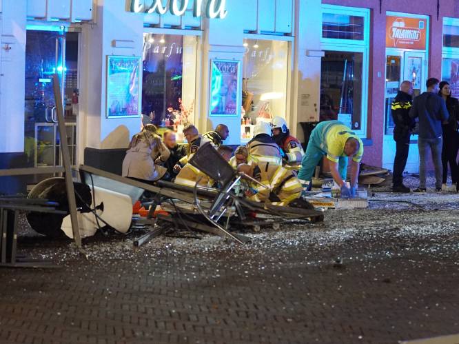 Auto rijdt in op terras in Deventer: meerdere gewonden, twee aanhoudingen