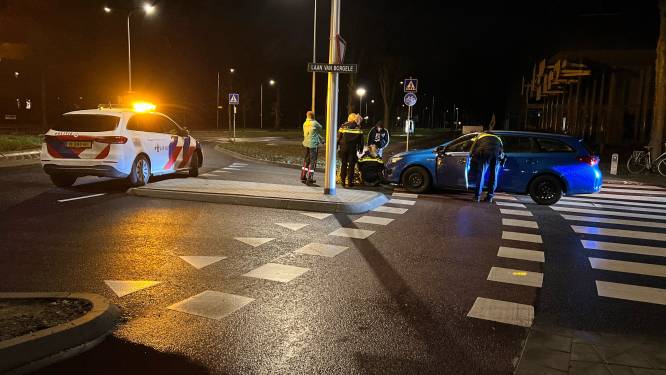 Fietsster aangetikt door auto in Deventer en raakt gewond
