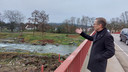 Burgemeester Andreas Geron kijkt over de Ahr. ‘In de nacht van de ramp was deze rivier 900 meter breed!’