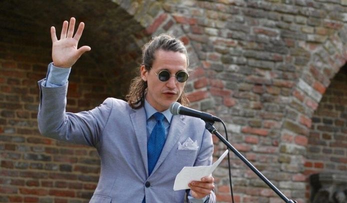 De Stadsdichter van Arnhem Jesse Laport maakt op 9 maart zijn opwachting bij ‘Mensen Zeggen Dingen’ in Den Bosch: ,,Zelf zie ik ‘spoken word’ als de podiumkunst van het ritmisch verwoorden van maatschappelijk geëngageerde thema's.’’
