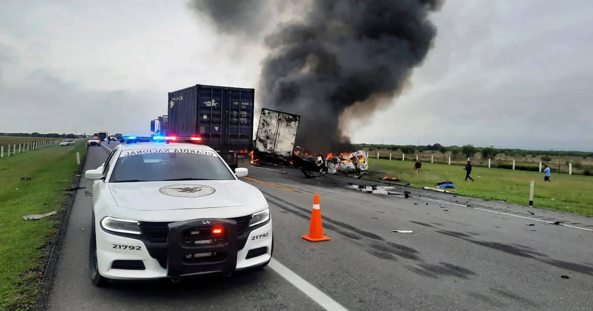 Zeker 26 doden bij botsing tussen bus en vrachtwagen in Mexico.
