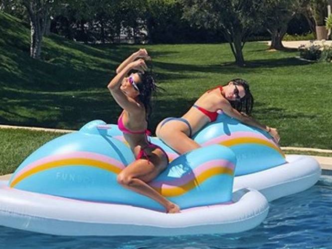 IN BEELD: Kourtney Kardashian en Kendall Jenner relaxen in bikini
