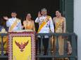 La famille royale thaïlandaise: le roi Rama X, la reine consort, Suthida Tidjai (à droite), 4e épouse du roi, la princesse Bajrakitiyabha et le prince Dipangkorn Rasmijoti (à gauche)
