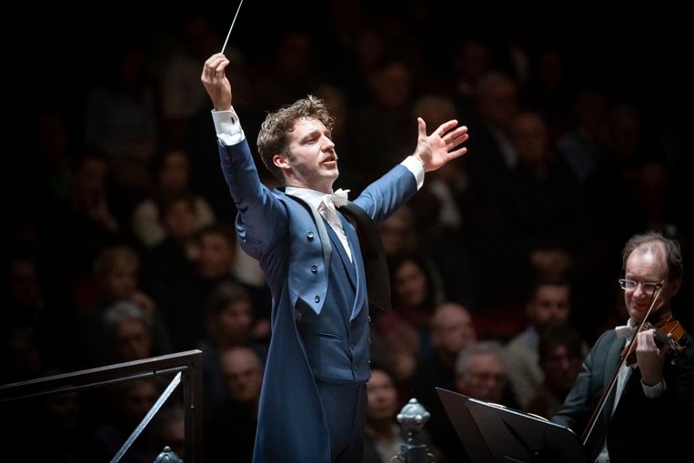 Lorenzo Viotti en de Münchner Philharmoniker dinsdagavond in het Concertgebouw. Beeld Simon van Boxtel