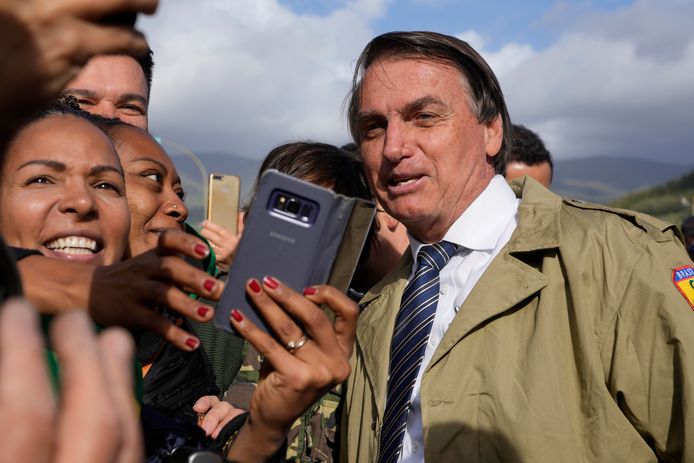 De Braziliaanse president Jair Bolsonaro poseert met aanhangers.