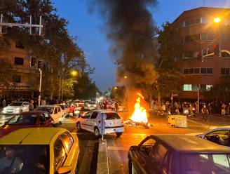 Familielid van slachtoffer regeringsprotesten Iran rijdt opzettelijk in op agent