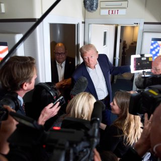 Amerikaanse journalisten vieren ingetogen feest: ‘Trump heeft de oorlog verklaard aan de pers’    