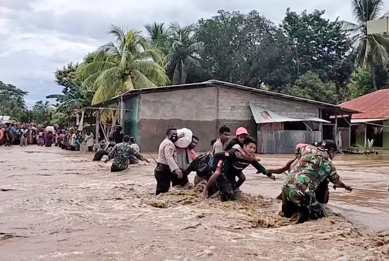 Penduduk provinsi Nusa Tenggara Timur di Indonesia dibawa keluar dari tanah longsor oleh tentara.  Gambar AP