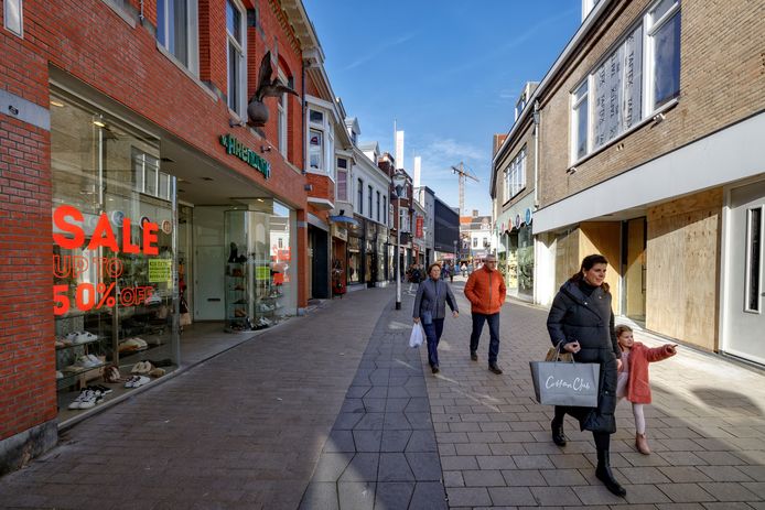 Winkelstraat in Tilburg. Links vol met ondernemers terwijl de rechterkant al jaren leeg staat.