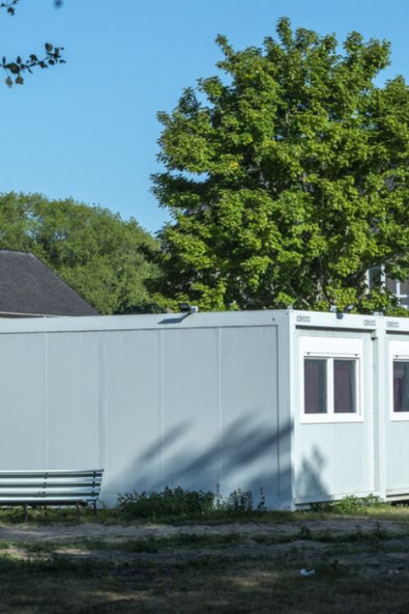 Un centre d’accueil s’agrandit secrètement de 37 conteneurs à Coxyde: “Fedasil se croit-elle au-dessus de la loi?”