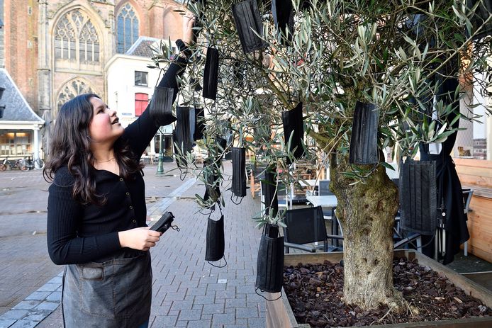 Joanna de Bree van Gaudi’s hangt mondkapjes op.