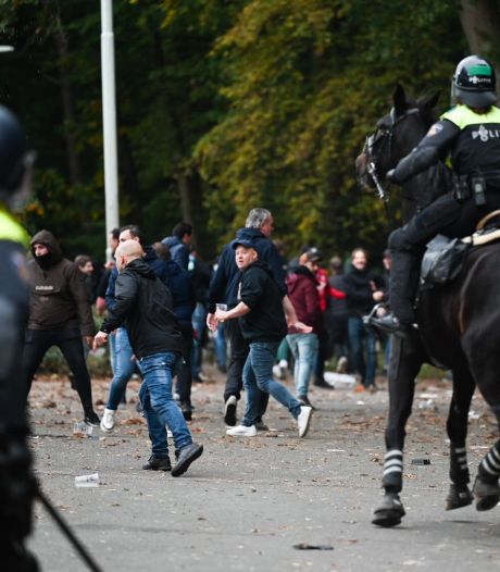 Aanhoudingen bij rellen na NEC-Vitesse; fans ruim 2 uur na wedstrijd eindelijk naar huis