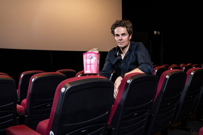 Philip Cleynens  van Cinema Albert moet de popcorn weer opbergen en zijn filmzaal weer sluiten. "Dit voelt enorm onrechtvaardig", zegt hij.