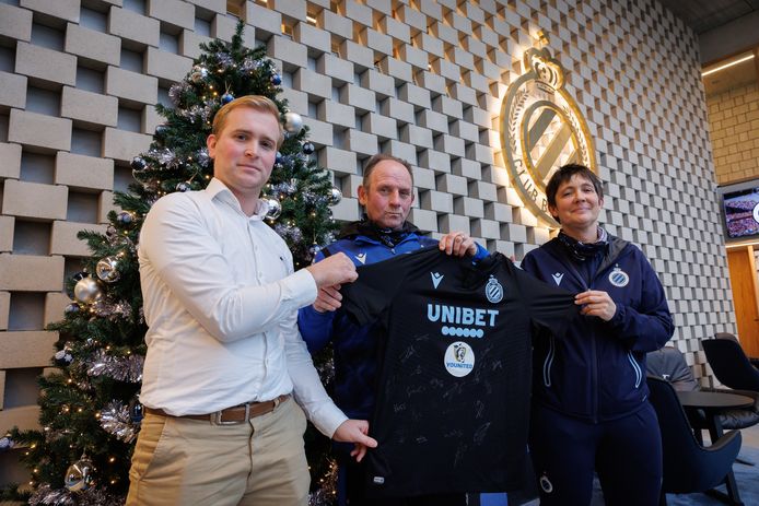 Head of Foundation Peter Gheysen, Club Brugge Younited speler Eric en  Club Brugge Younited coach Sabine Van Troyen.