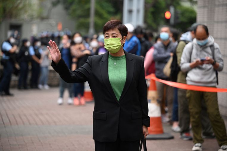Voormalig lid van de districtsraad Helena Wong, een van de 47 verdachten, komt aan bij het gerechtsgebouw in Hongkong.  Beeld AFP
