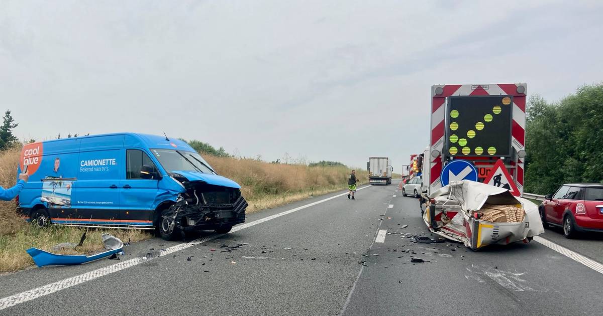 Koerier botst met bestelwagen op botsabsorbeerder alleen verkeer mogelijk over de pechstrook