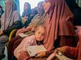 Hafida H. uit Delft met een van haar kinderen in het Syrische kamp Al Roj.