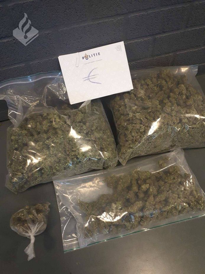In de gehuurde auto werd voor 2,5 kilo aan hennep gevonden.