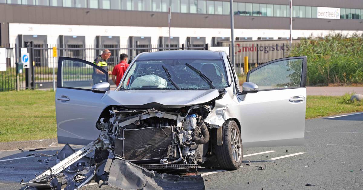 Ongeval op kruising in Waalwijk, twee autos total loss.