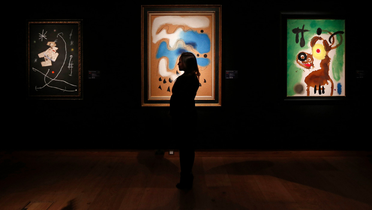 Schilderijen van de Spaanse surrealist Joan Miro bij veilinghuis Christie's in Londen. Beeld reuters