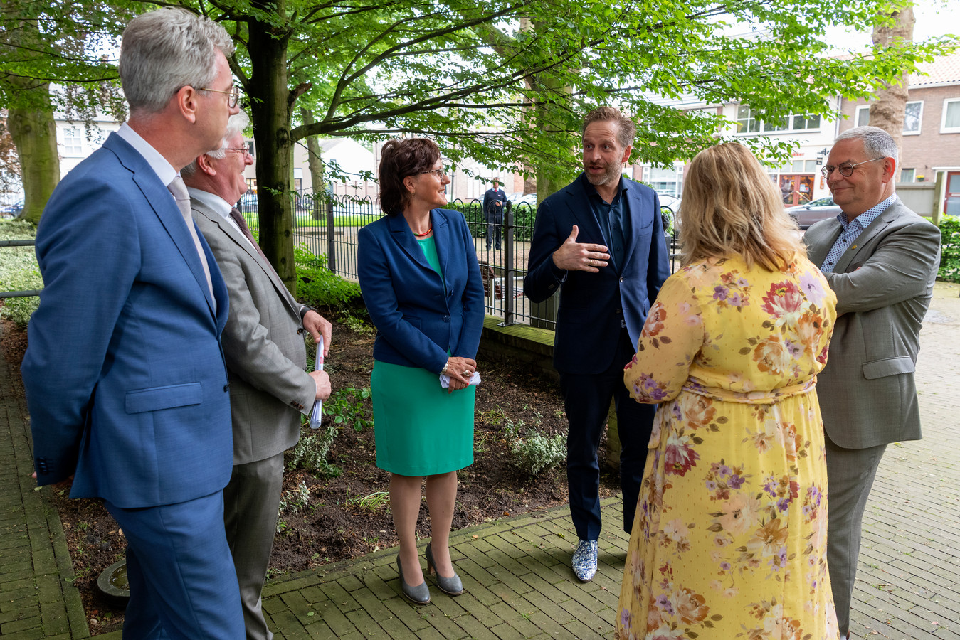 kijk-wijst-hugo-de-jonge-naar-rechts-daar-in-de-polderstraat-daar