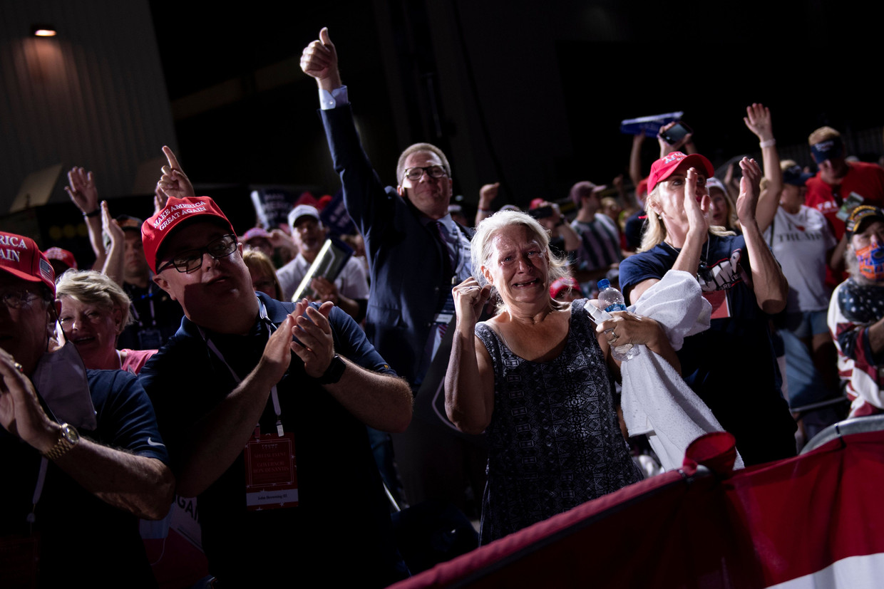 Donald Trump brengt zijn publiek in vervoering tijdens zijn campagnebijeenkomst in Jacksonville, Florida.