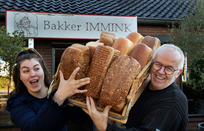 Bakker Arie Immink met links Sana Hujdur van Saan’s Cakery, die de winkel in Beusichem overneemt.