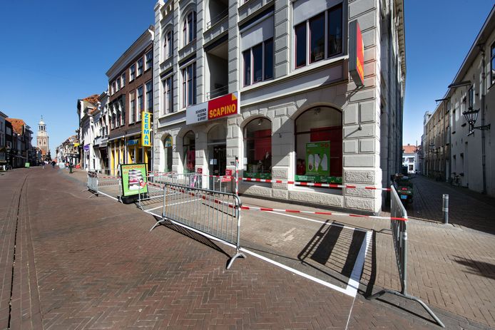 Fietsparkeervakken in de Oudestraat. Pal voor diverse winkels zijn parkeervakken aangelegd voor fietsen.