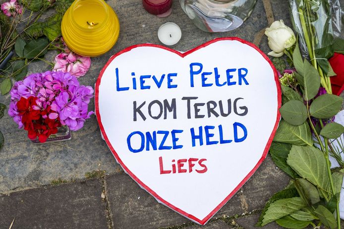 Mensen laten bloemen, kaarsjes en steunbetuigingen aan Peter R. de Vries achter in de Lange Leidsedwarsstraat in het centrum van Amsterdam.