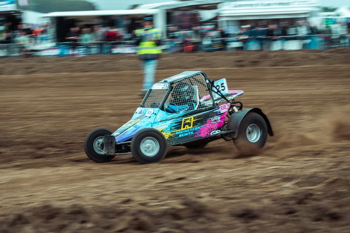 Julien in zijn crossauto.